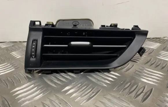 Toyota Avensis T270 Dashboard side air vent grill/cover trim 5566005130