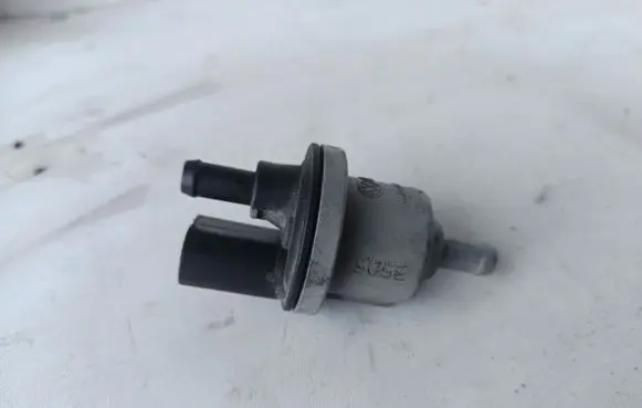 Volkswagen Jetta V Valve vacuum 058133517B
