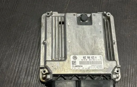 Volkswagen Touareg II Engine control unit/module 06E906023H 0261S07100 MED1716