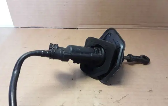 Ford Mondeo MK IV Clutch master cylinder 6G917A543AL
