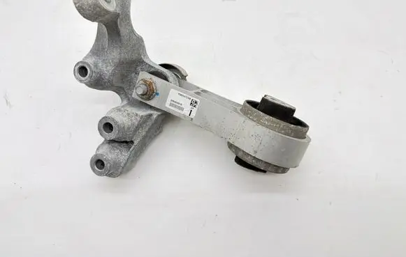 Chrysler Pacifica Engine mount bracket P68224737AB D084620018 68224737AB