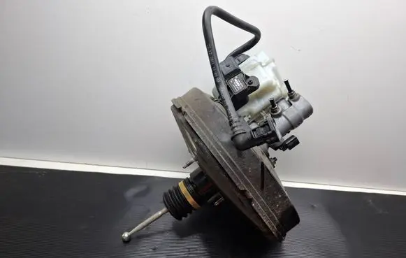 Volkswagen PASSAT B7 Brake booster 3C1614105AP 1K0906207A
