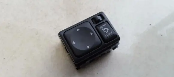 Nissan Juke I F15 Wing mirror switch