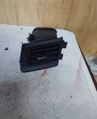 Toyota RAV 4 (XA40) Dash center air vent grill 556700R041 556700R031