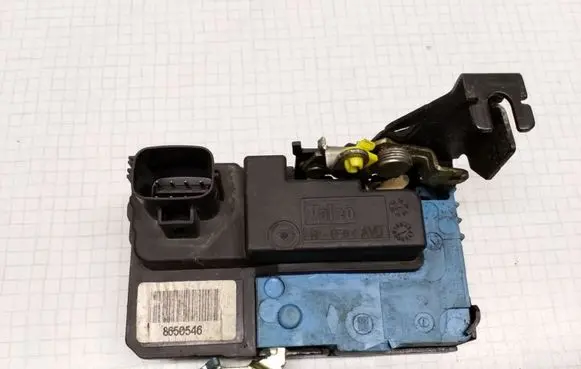 Volvo V70 Front door lock 8650546