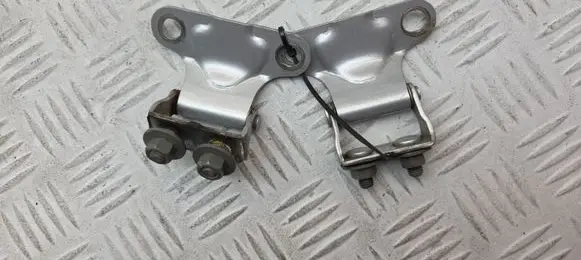 Toyota Avensis T250 Tailgate/trunk/boot hinge 6881005020