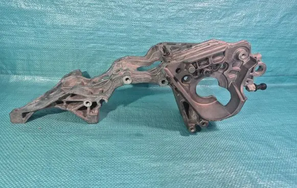 Volkswagen Golf VII Generator/alternator bracket 04L903143B