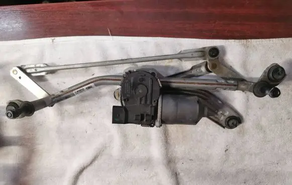 Front wiper linkage and motor
