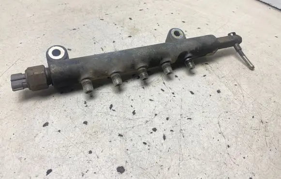 Nissan X-Trail T30 Fuel distributor 