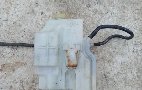 Honda CR-V Windshield washer fluid reservoir/tank