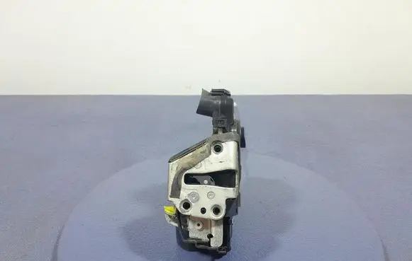Toyota Avensis T270 Front door lock