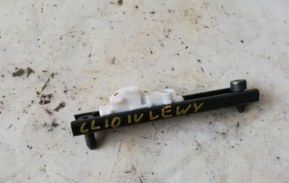 Renault Clio IV Seat belt adjustment rail 