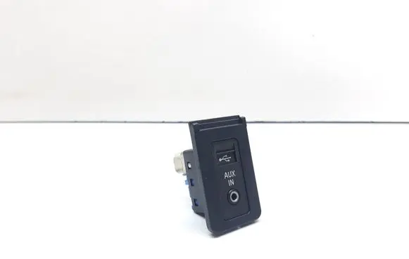 BMW 5 E60 E61 USB socket connector 9138402 61319138402