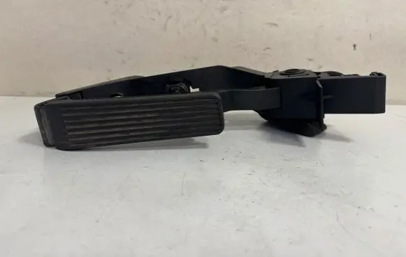 Mercedes-Benz C W203 Accelerator throttle pedal A2113000404 310502