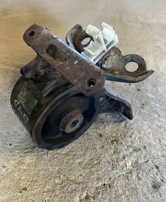 Toyota Avensis T220 Engine mount bracket