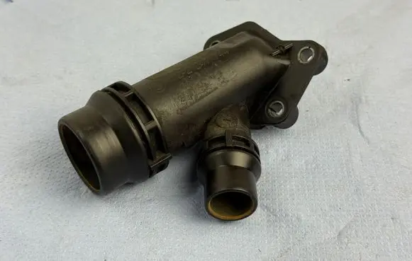 Engine coolant pipe/hose