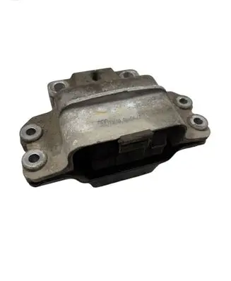 Volkswagen Golf V Engine mount bracket