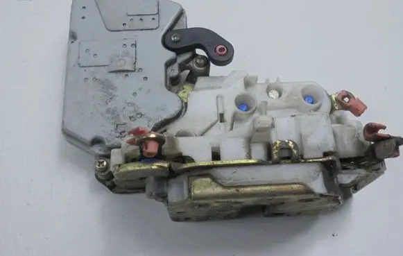 Nissan Primera Front door lock
