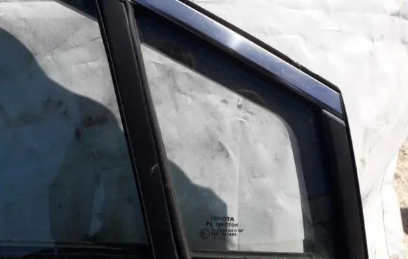 Toyota Avensis T270 Front door vent window glass four-door 