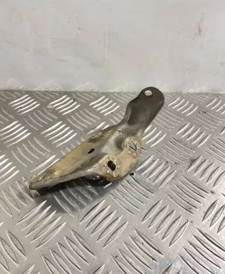Fender mounting bracket