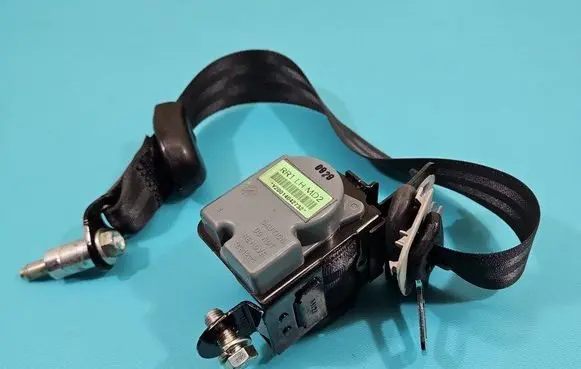 Rear seatbelt