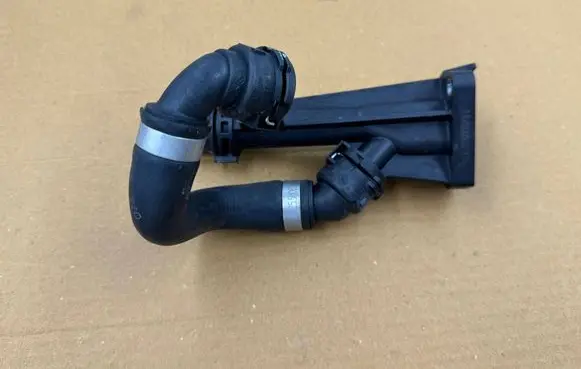 Engine coolant pipe/hose