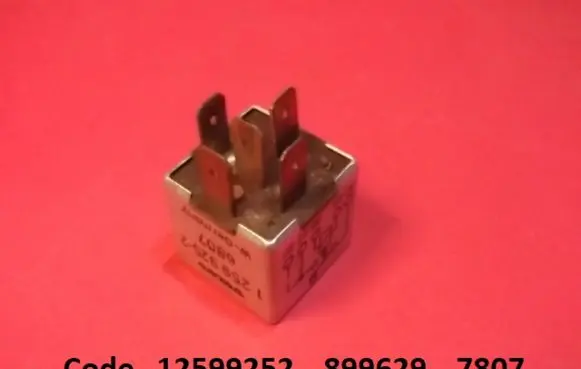 Volvo 850 Hazard warning light relay 12599252 899629