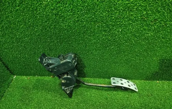 Mitsubishi Pajero Accelerator throttle pedal APM30018 69220102 APM30