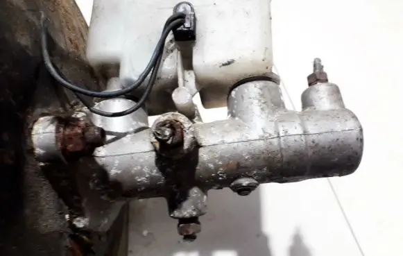 Mazda 323 F Master brake cylinder