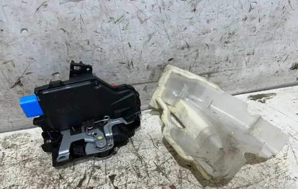 Volkswagen Golf V Front door lock 3D1837015AB