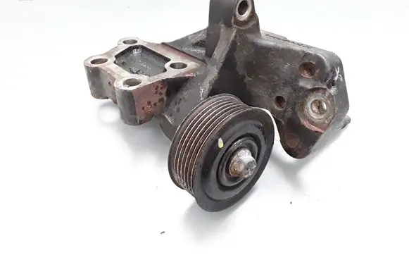 Toyota Avensis T270 Engine mounting bracket 123150R020