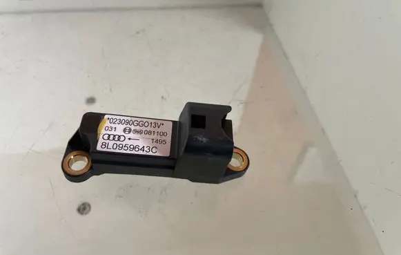 Audi A3 S3 8L Airbag deployment crash/impact sensor 8L0959643C 081100 023090GG013V