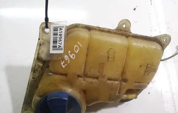 Volkswagen PASSAT B5 Coolant expansion tank/reservoir 8D0121403F
