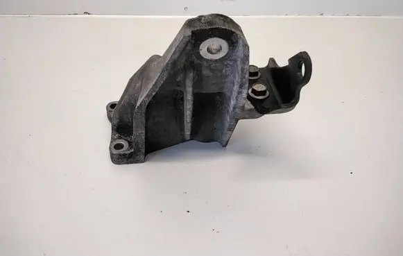 Lexus IS 220D-250-350 Engine mounting bracket