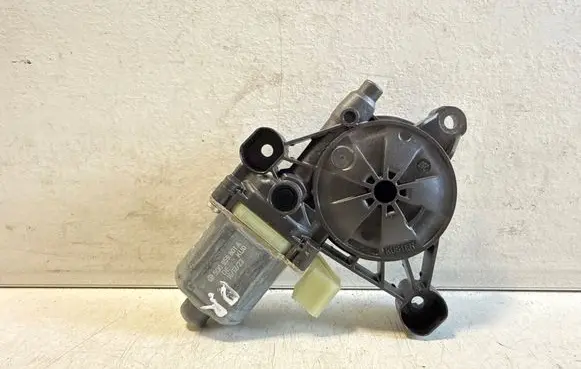 Volkswagen T-Roc Front door window regulator motor 0130822715