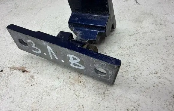 BMW 5 E60 E61 Rear door upper hinge 7068087