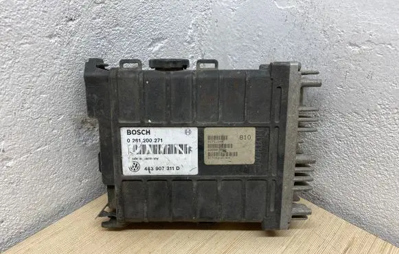 Volkswagen PASSAT B3 Engine control unit/module 443907311D 0261200271