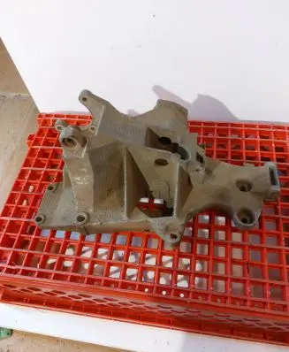 Volkswagen PASSAT B5 Generator/alternator bracket 038903143M