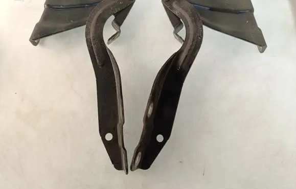 Engine bonnet/hood hinges