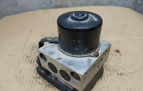 Volkswagen Golf IV ABS Pump 1J0907379G 1J0614117C