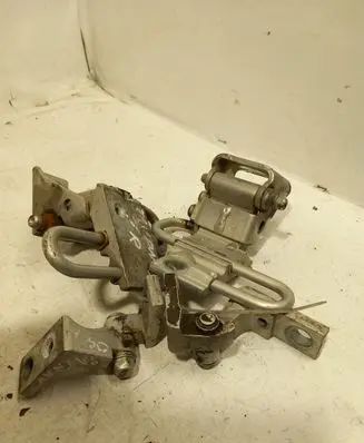 Volkswagen Touran I Front door lower hinge 1T0831412C