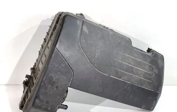 Renault Clio III Air filter box 8200517765