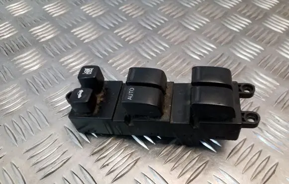 Nissan Primera Electric window control switch 25401AV640
