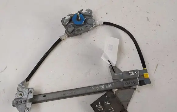 Rear door manual window regulator