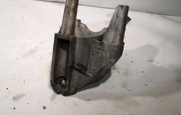 Volkswagen Touareg I Engine mounting bracket 070199308A