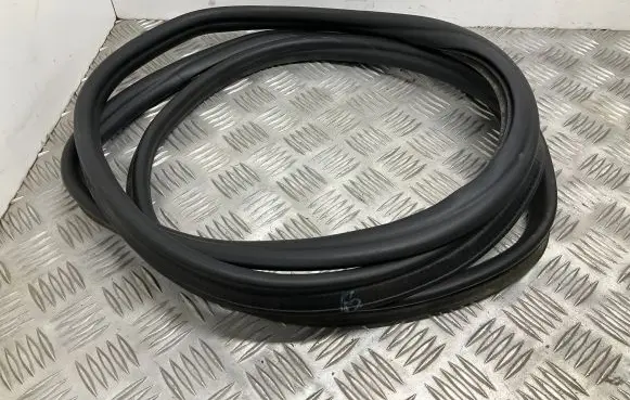 Trunk rubber seal (body)