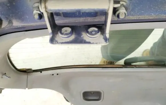 Tailgate/trunk/boot hinge