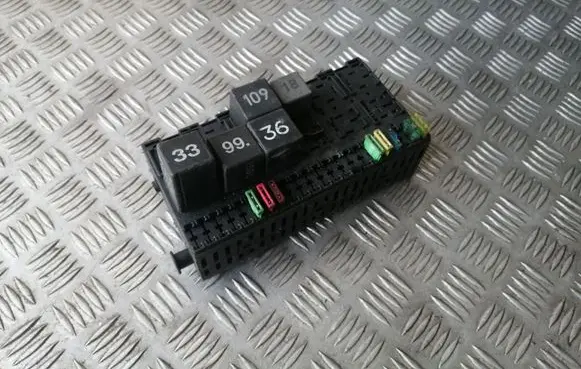 Volkswagen Golf III Fuse module 357937039