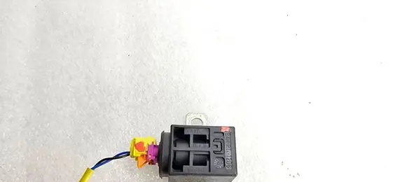 Audi A4 S4 B8 8K Battery relay fuse 4F0915519