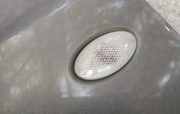 Front fender indicator light